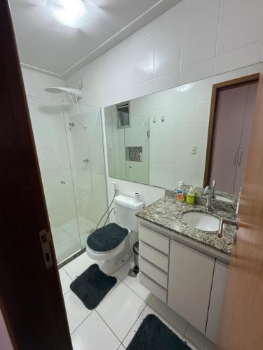 een badkamer met toilet, wastafel en douche bij Apartamento Pedreira in Belém