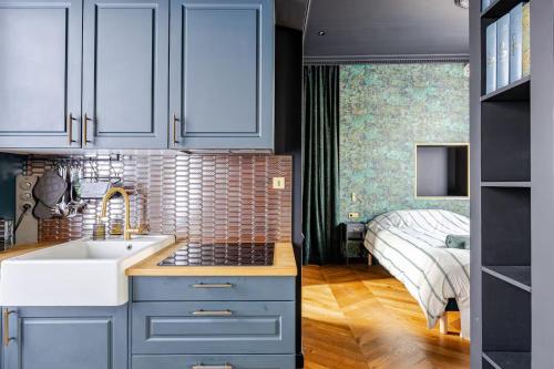 - une cuisine avec évier et un lit dans une chambre dans l'établissement Otentik & Chic, à Metz