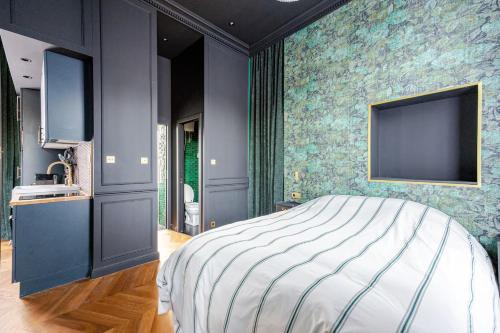- une chambre avec un grand lit et une télévision dans l'établissement Otentik & Chic, à Metz
