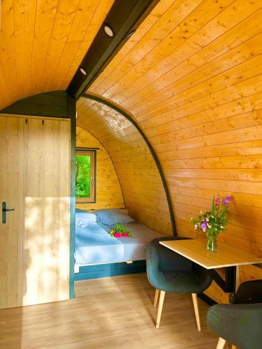 - une chambre avec un lit et une table dans l'établissement La cabane entre les cimes, 