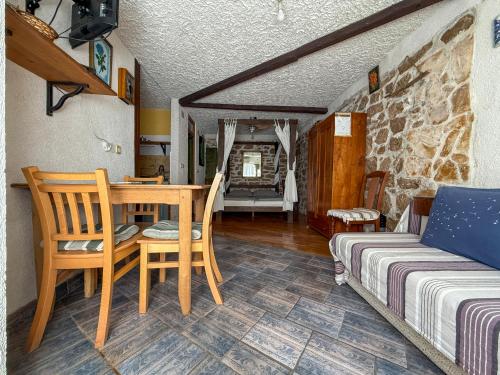 Χώρος καθιστικού στο Voltera Apartments in Betina Old Town, with Parking Nearby