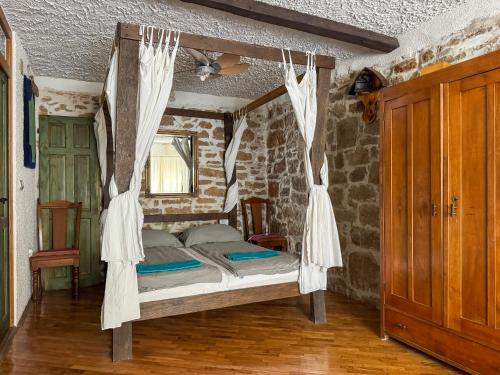 Ένα ή περισσότερα κρεβάτια σε δωμάτιο στο Voltera Apartments in Betina Old Town, with Parking Nearby