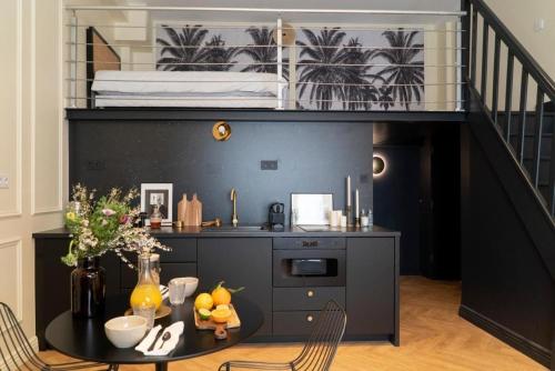 Cette chambre comprend une table et des lits superposés. dans l'établissement Suite Medici - Check in h24 - Wifi, à Lyon