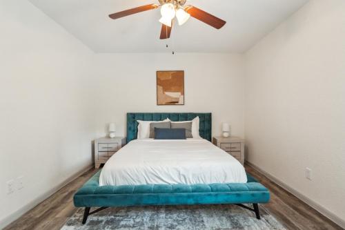 Un dormitorio con una cama con ventilador de techo. en Reserve 1331 I Spacious 1 Bed 1 Bath, en Houston