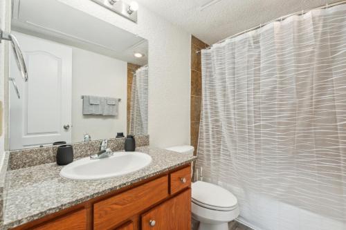 Un baño con lavabo, inodoro y ducha. en Reserve At Westwood 2192 I Spacious 1 Bed 1 Bath, en Houston