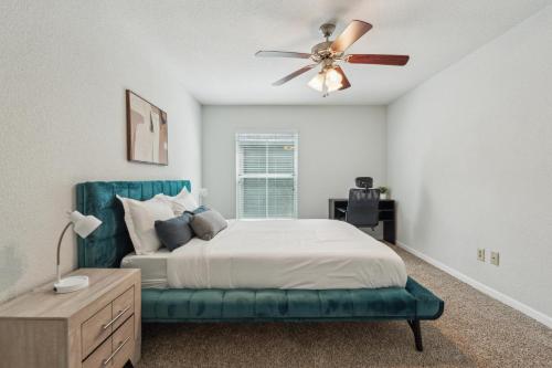 Un dormitorio con una cama y un ventilador de techo. en Reserve At Westwood 3278 I Spacious 1 Bed 1 Bath, en Houston