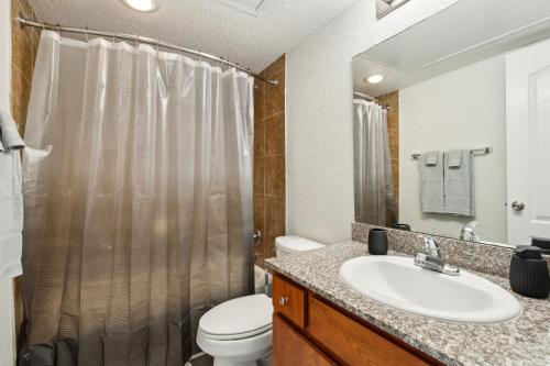 Un baño con lavabo, inodoro y ducha. en Reserve At Westwood 3270 I Spacious 1 Bed 1 Bath, en Houston