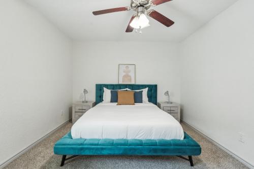 Un dormitorio con una cama con ventilador de techo. en Reserve At Westwood 2197 I Spacious 1 Bed 1bath, en Houston