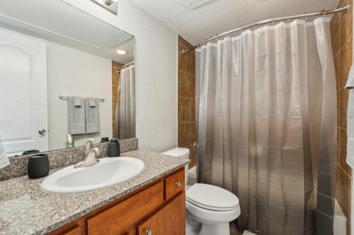 un baño con lavabo e inodoro en Reserve At Westwood 3149 I Spacious 1 Bed 1 Bath, en Houston