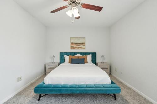 Un dormitorio con una cama y un ventilador de techo. en Reserve At Westwood 3149 I Spacious 1 Bed 1 Bath, en Houston