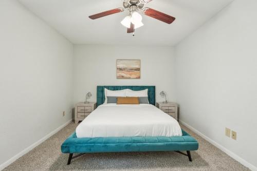 Un dormitorio con una cama y un ventilador de techo. en Reserve At Westwood 3131 I Spacious 1 Bed 1 Bath, en Houston