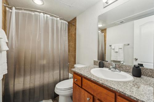 Un baño con lavabo, inodoro y ducha. en Reserve At Westwood 3281 I Spacious 1 Bed 1 Bath, en Houston
