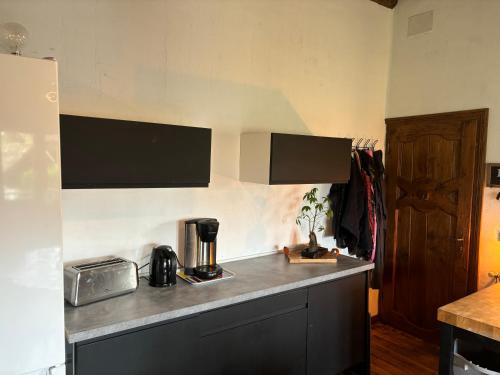- une cuisine avec un comptoir et une cafetière dans l'établissement Le clos des Valses, à La Celle-sous-Gouzon