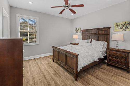 ein Schlafzimmer mit einem Bett und einem Deckenventilator in der Unterkunft Luxury 2 bedroom townhouse #4 in Lake Charles