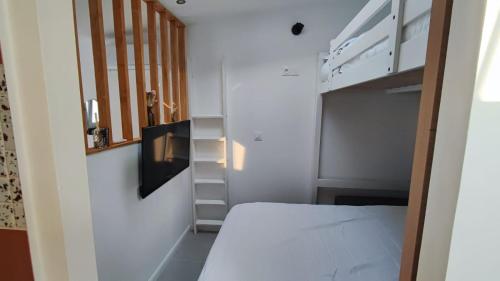 Cette petite chambre comprend un lit et un escalier. dans l'établissement Plain-pied lumineux & terrasse, à Mireval