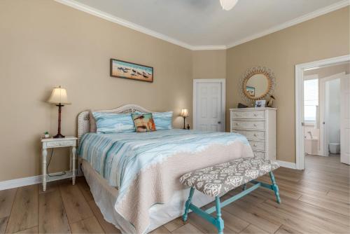 En eller flere senge i et værelse på Island Breeze