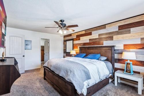 Postel nebo postele na pokoji v ubytování Sahara Getaway Pool Parking Lake Views