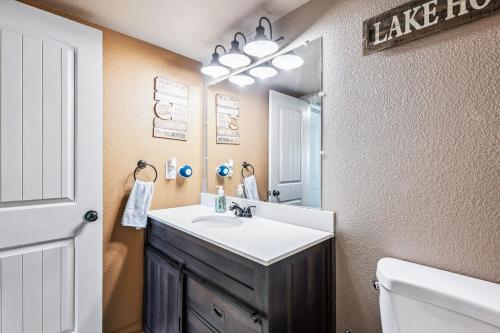 Koupelna v ubytování Sahara Getaway Pool Parking Lake Views