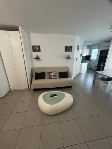 une grande chambre avec un lit et un grand sol blanc dans l'établissement Villa lumière, à Cannes