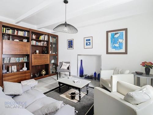 un salon avec un canapé et une table dans l'établissement Maison Ty Gwen - Centre-ville avec jardin et proche de la plage, à Crozon