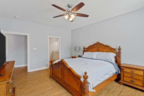 Ένα ή περισσότερα κρεβάτια σε δωμάτιο στο 3 Bedroom Home in Lake Charles