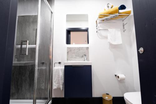 Ένα μπάνιο στο Bushmills Stunning Apt 4 with patio & BBQ