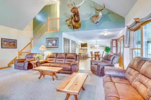 Χώρος καθιστικού στο Gorgeous Lake Arbutus Getaway with Dock and Boat House