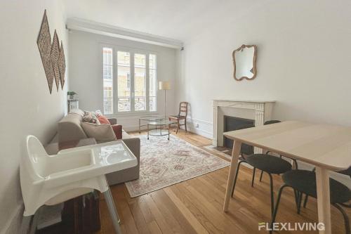 un salon avec une table et une cheminée dans l'établissement Jardin des Plantes - Beautiful bright 2-bedroom apartment -1 living room, à Paris