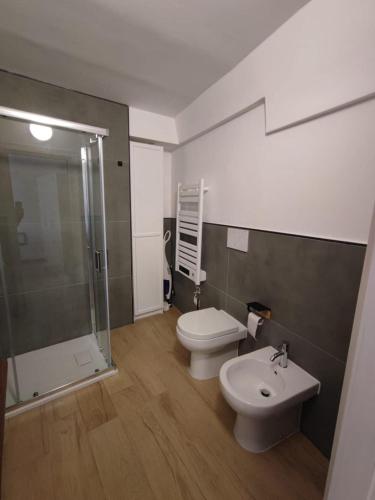 a bathroom with a toilet and a shower and a sink at Appartamento al Bommino in Massafra