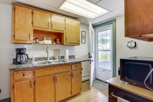 Dapur atau dapur kecil di Walk to Saylors Lake Townhome with Shared Perks!