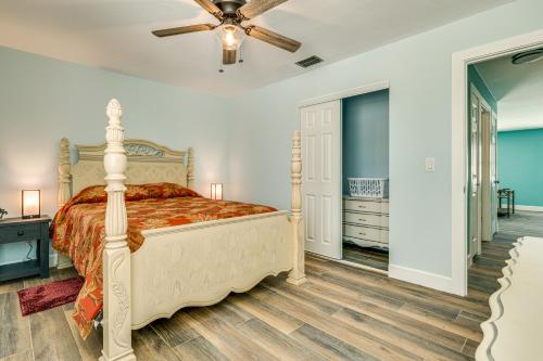 Ένα ή περισσότερα κρεβάτια σε δωμάτιο στο So Close to Coast Walkable Fort Myers Beach Unit!