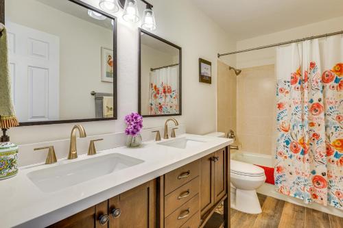 Ένα μπάνιο στο So Close to Coast Walkable Fort Myers Beach Unit!