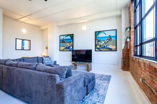 a living room with a couch and a tv at Urban Retreat in Knoxville