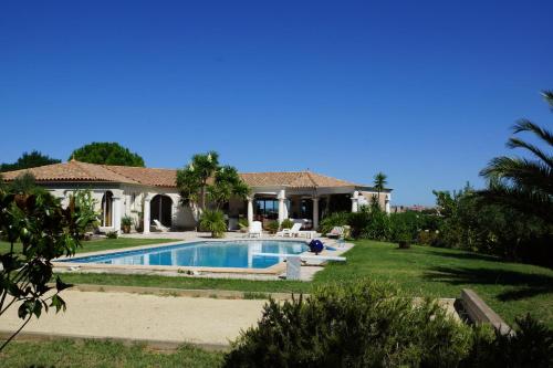 une maison avec une piscine dans une cour dans l'établissement Le Mirador, à Béziers
