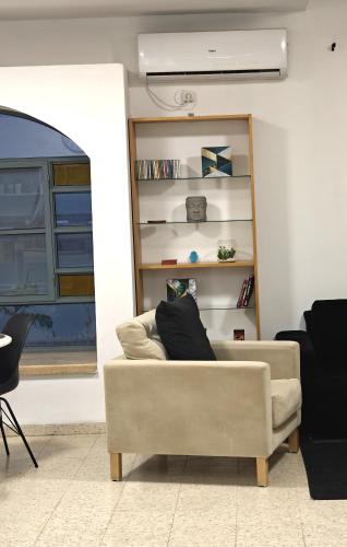 a living room with a couch and a chair at Casa Gilboa Nirvana Suite נופש בגלבוע in Gan Ner