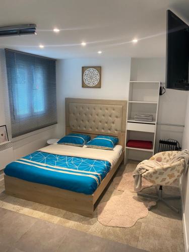 une chambre avec un lit et une télévision dans l'établissement habitat la DHUYS, à Montreuil