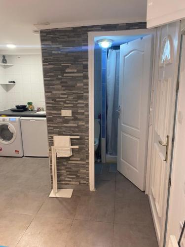 - une salle de bains avec un mur en briques à côté d'une porte dans l'établissement habitat la DHUYS, à Montreuil