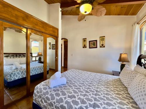 Postel nebo postele na pokoji v ubytování Puerto Nuevo Surf Casita Sonrisa 1 BR with pool