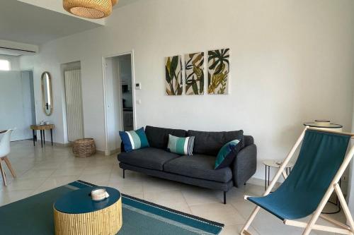 un salon avec un canapé et une table dans l'établissement Apartment 4p with terrace 100 m from the sea, à Saint-Raphaël