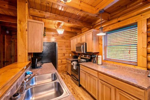 een keuken met een spoelbak en een fornuis bij Mountain Magic Holiday home in Gatlinburg