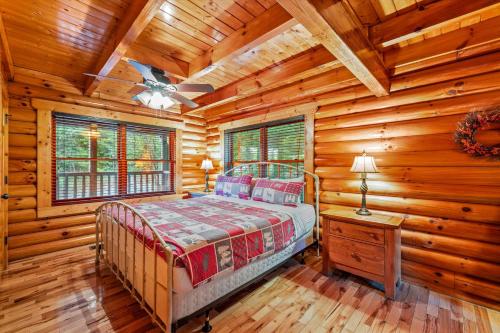 een slaapkamer met een bed in een blokhut bij Mountain Magic Holiday home in Gatlinburg