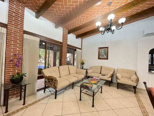 a living room with two couches and a table at Casa Colibri, residencia de descanso in Xochitepec