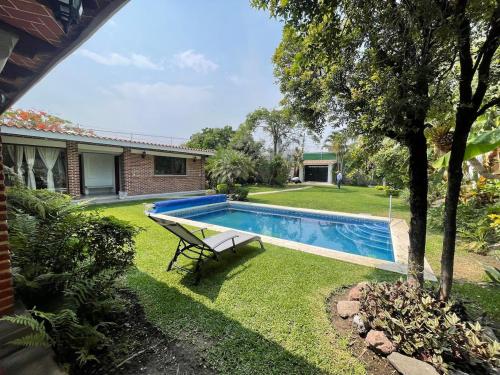 a swimming pool in the yard of a house at Casa Colibri, residencia de descanso in Xochitepec