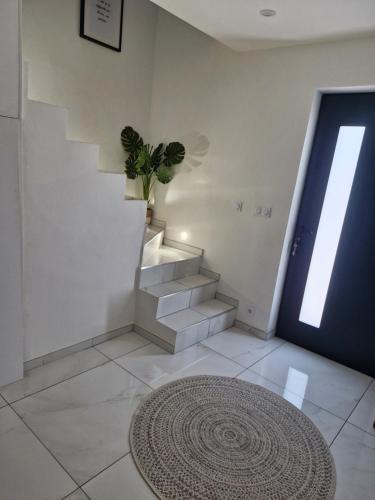 Cette chambre dispose d'un escalier et d'un tapis. dans l'établissement Maison paisible et spacieuse, à Sorgues