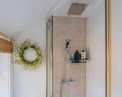 Phòng tắm tại Spacious home in Newcastle Under Lyme with Parking