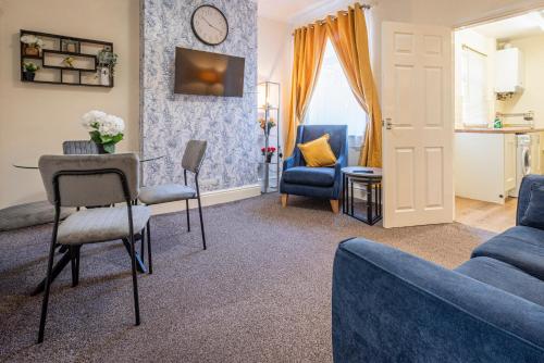 Khu vực ghế ngồi tại Spacious home in Newcastle Under Lyme with Parking