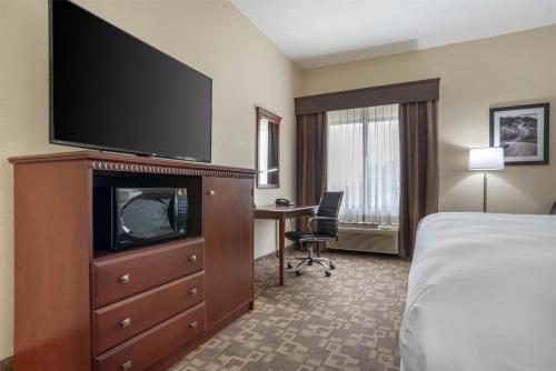 Televisyen dan/atau pusat hiburan di Best Western Opp Inn