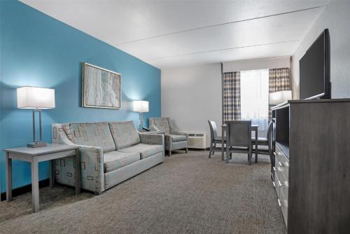 a living room with a couch and a dining room at Best Western Brewton Inn in Brewton