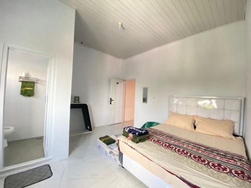 Ένα ή περισσότερα κρεβάτια σε δωμάτιο στο MAKIYYAH Guest House Syari'ah