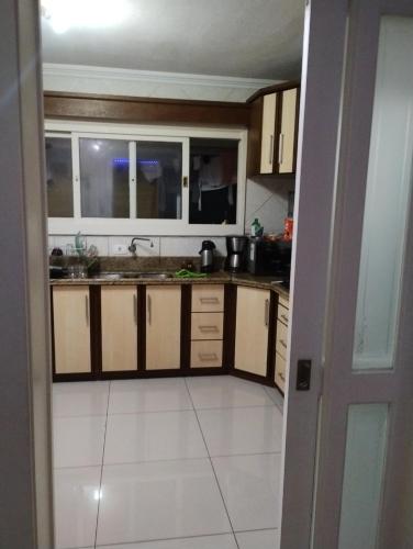 Η κουζίνα ή μικρή κουζίνα στο Apto ótima localização